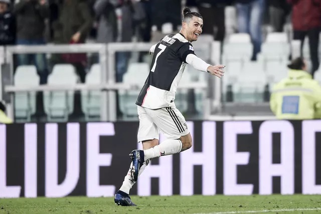 Ronaldo đưa Juventus lên đỉnh bằng cú đúp