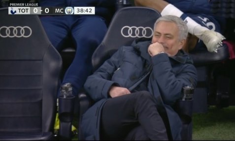 Biểu cảm thú vị của Mourinho khi Tottenham chịu phạt đền