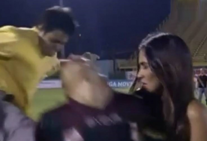 VIDEO: Tiền đạo bị đạp sấp mặt khi đang trả lời nữ MC xinh đẹp