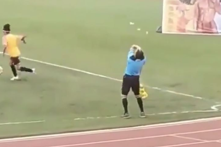 VIDEO: Trọng tài cố ngăn cầu thủ việt vị nhưng bất thành