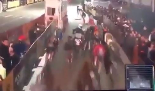 VIDEO: 'Kẻ ngáng đường' xuất hiện khiến đoàn đua xe ngã 'như ngả rạ'
