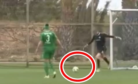 VIDEO: Không cãi nổi ý trời, thủ môn phản lưới nhà