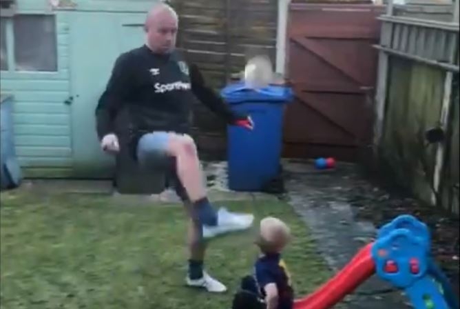 VIDEO: Bố đạp thẳng mặt con trai khi tâng giấy vệ sinh