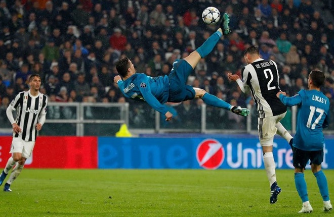 VIDEO: Ronaldo lập siêu phẩm ở độ cao 2m38 đưa anh đến Juve