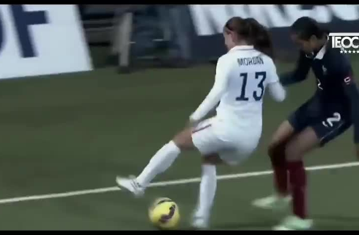 VIDEO: Chị em biểu diễn kỹ thuật bóng đá khiến cánh mày râu phải hổ thẹn