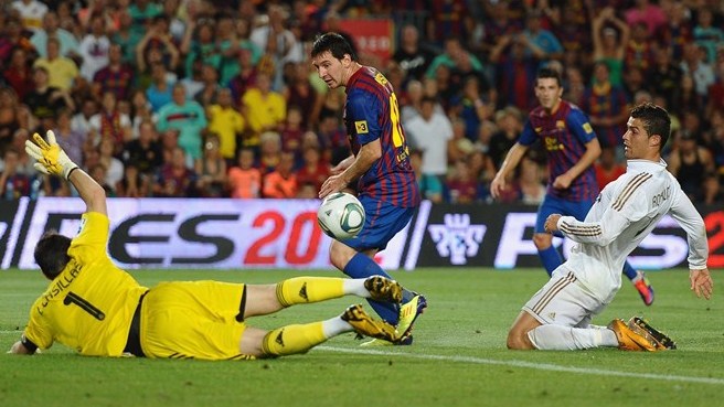 Ronaldo khuỵu gối trong bất lực nhìn Messi ghi bàn