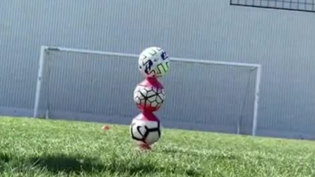 VIDEO: Sút 3 trái bóng vào lưới cùng lúc vượt qua giới hạn vật lý