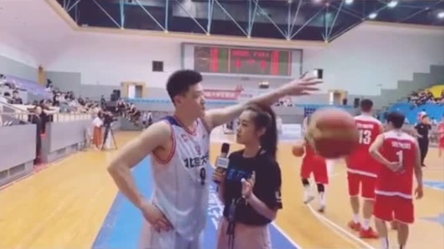 VIDEO: Màn 'anh hùng cứu mỹ nhân' cực ngầu của VĐV bóng rổ với nữ phóng viên