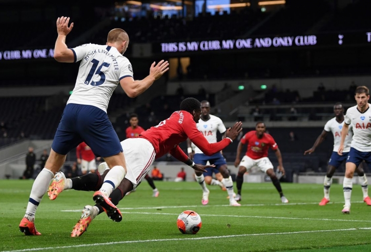 Hậu vệ MU nói gì với Pogba sau quả penalty?