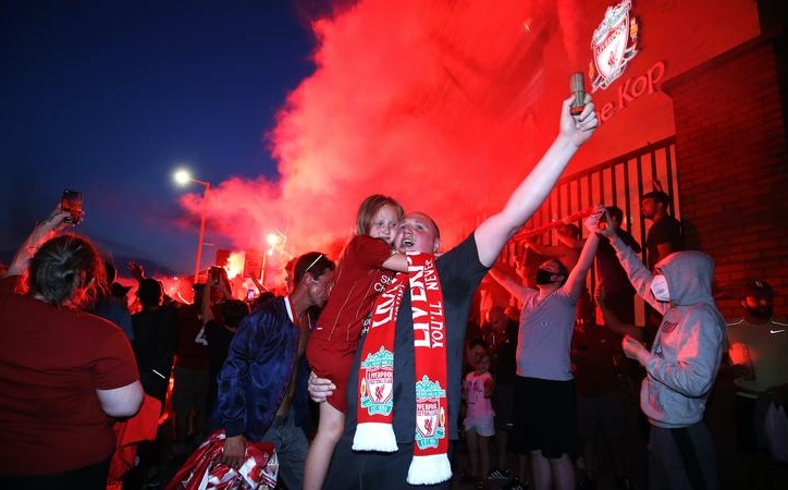 ẢNH: Fan Liverpool 'quẩy tung nóc' với chức vô địch Ngoại hạng Anh