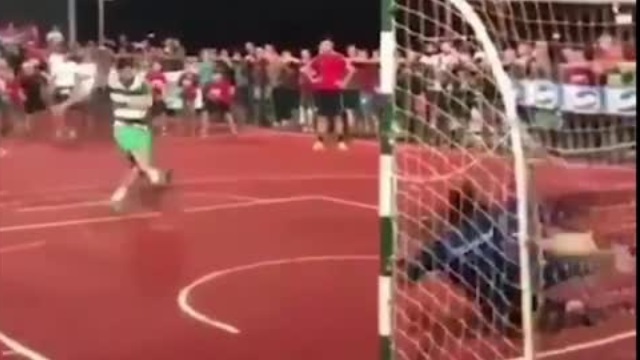 VIDEO: Thủ môn ăn mừng quá sớm sau khi cản được cú sút penalty
