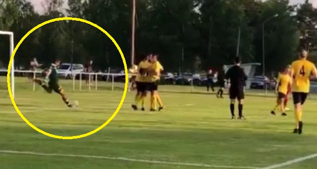 VIDEO: Bị thủng lưới, thủ môn cay cú 'nã đại bác' vào đối phương