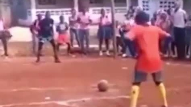 VIDEO: Cầu thủ sút penalty như 'trừng phạt' khán giả