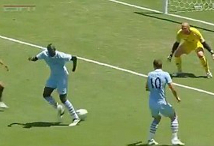 VIDEO: Biểu diễn thất bại, Balotelli lập tức bị rút khỏi sân