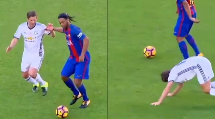 VIDEO: Ronaldinho khiến huyền thoại MU phải bò trên sân
