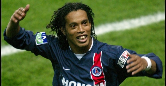 VIDEO: Ronaldinho sút phạt xuyên qua 'rừng người' từ góc hẹp