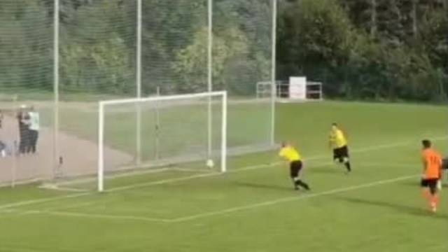 VIDEO: 2 cầu thủ cùng phá bóng và cái kết như trong game