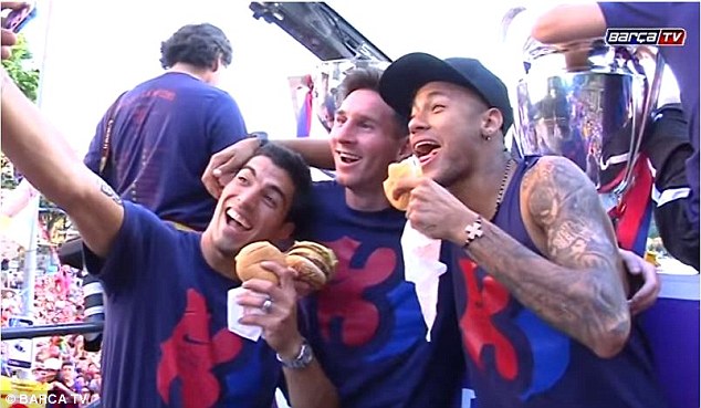 VIDEO: Messi, Neymar, Suarez chia nhau từng cái bánh ở Barca