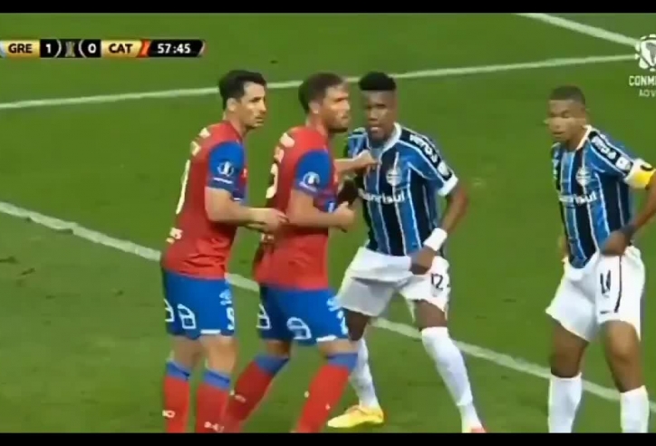 VIDEO: Hậu vệ khiêu vũ với đối thủ ngay trong vòng cấm sân nhà