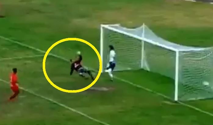 VIDEO: Hậu vệ hạ knock-out thủ môn rồi phản lưới hài hước
