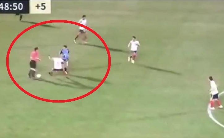 VIDEO: Cầu thủ ban bật với trọng tài loại bỏ đối phương dễ dàng