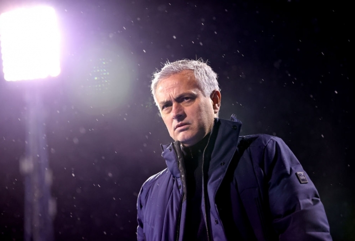 Mourinho 'đơn thương độc mã' đến phòng thay đồ đối thủ sau trận thua