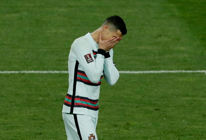 Ronaldo lên tiếng sau khi ném băng đội trưởng Bồ Đào Nha