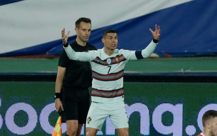 UEFA nêu lý do không có goal-line khi Ronaldo bị tước bàn thắng