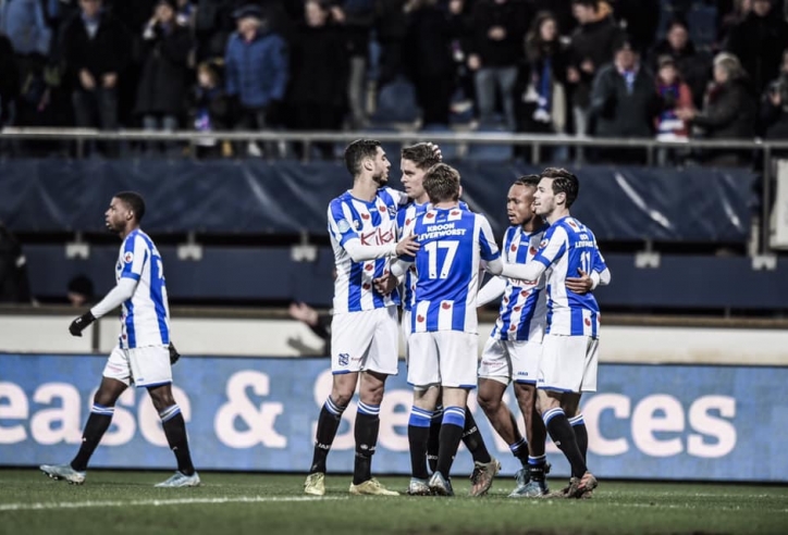 Văn Hậu dự bị trong trận hòa may mắn của SC Heerenveen