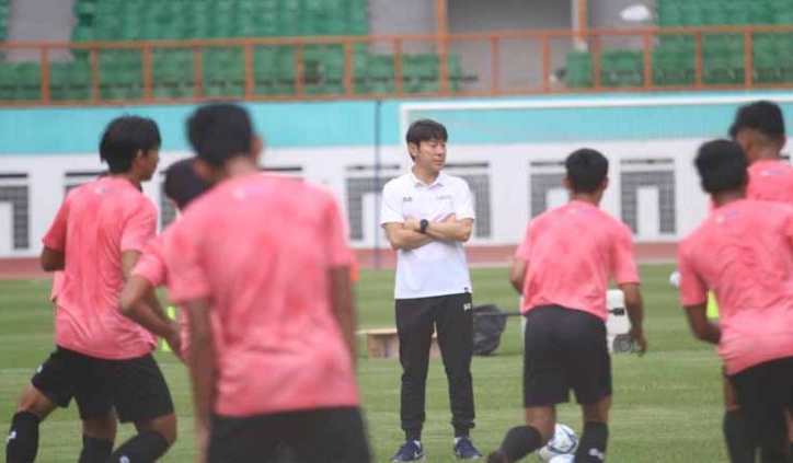 Cầu thủ Indonesia tiếp tục bị HLV người Hàn Quốc chê tả tơi