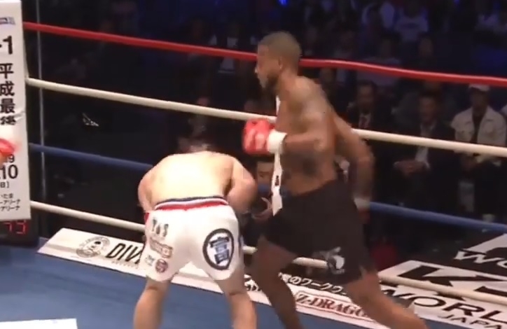 VIDEO: Cái kết khó tin sau màn chế giễu đối thủ của võ sĩ MMA