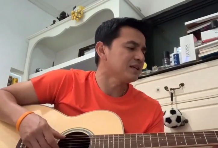 VIDEO: Kiatisuk trổ tài đàn hát bằng tiếng Việt cực chất