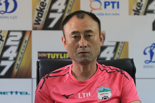 HLV Lee Tae Hoon tố cầu thủ Sài Gòn FC nằm sân câu giờ