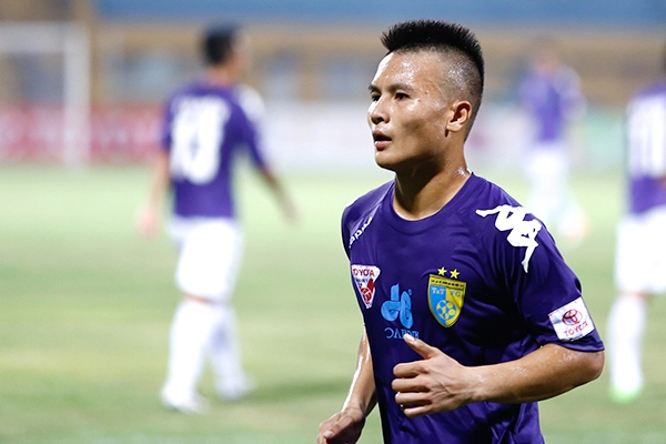 Tin bóng đá HOT tối 11/2: Quang Hải lại lập siêu phẩm cho Hà Nội FC