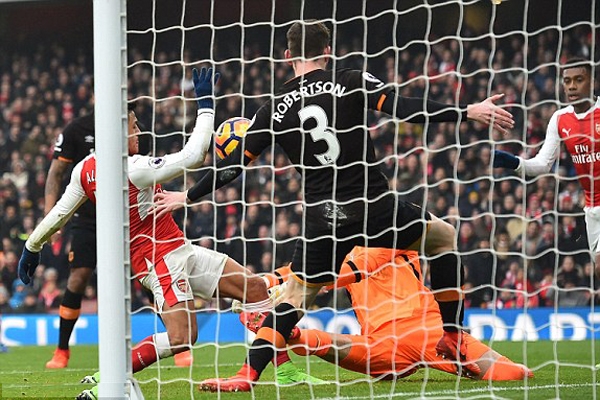 Tay và chân của Sanchez giúp Arsenal đứng vững trong top 4