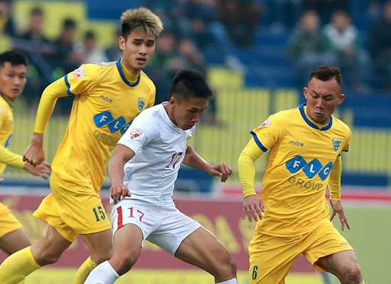 Văn Bình giữ 3 điểm ở lại sân Thanh Hóa với bàn thắng phút 90