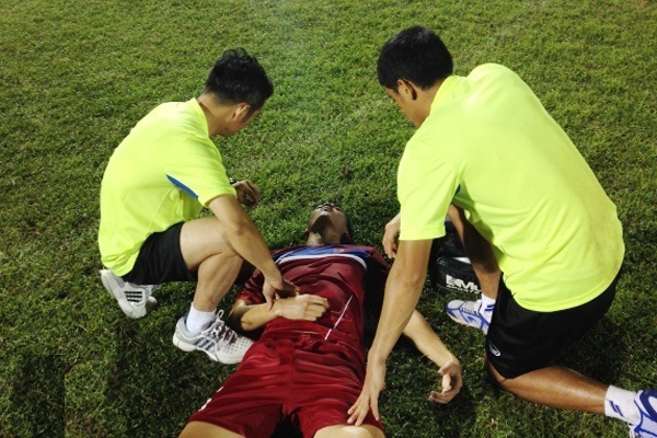 Trụ cột U20 Việt Nam nằm bất động 5 phút trên sân