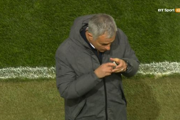 Mourinho hành động kỳ lạ ngay trước ‘bàn thắng vàng’ của MU