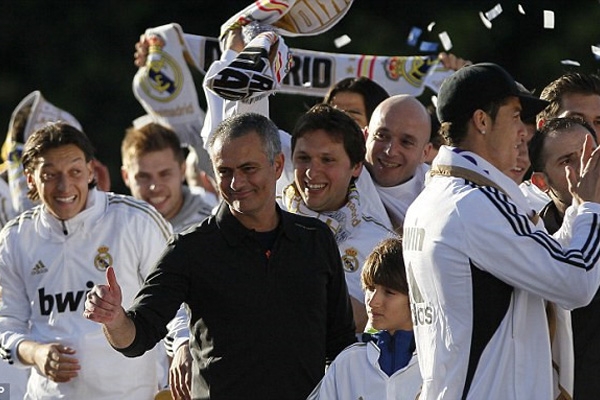 Mourinho đi đêm với sao Real, đồng môn Công Phượng rời HAGL