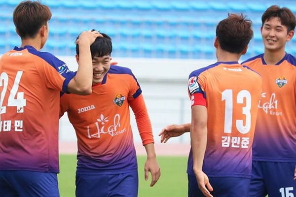Gangwon FC hòa tuyển TP.HCM trong cơn mưa bàn thắng