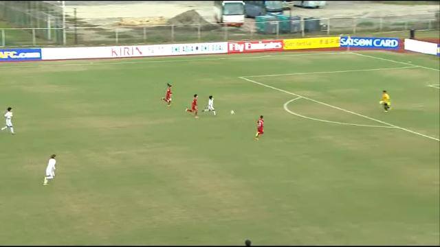 Thủ môn U19 nữ Việt Nam 'hồn nhiên' bắt bóng ngoài vòng cấm