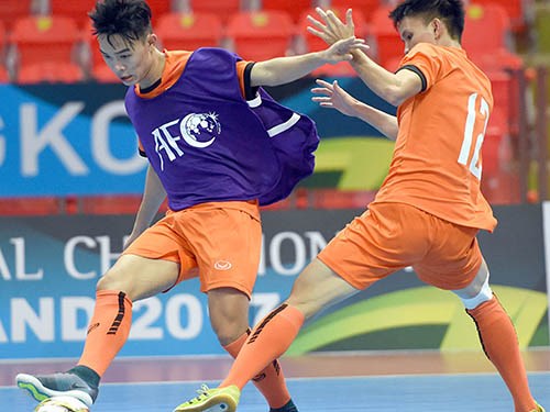 Tuyển thủ Futsal 18 tuổi giật chỏ, ‘chửi’ cả BHL đối phương