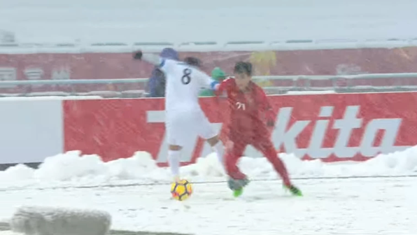 Chơi xấu, tiền đạo U23 Uzbekistan thoát thẻ đỏ