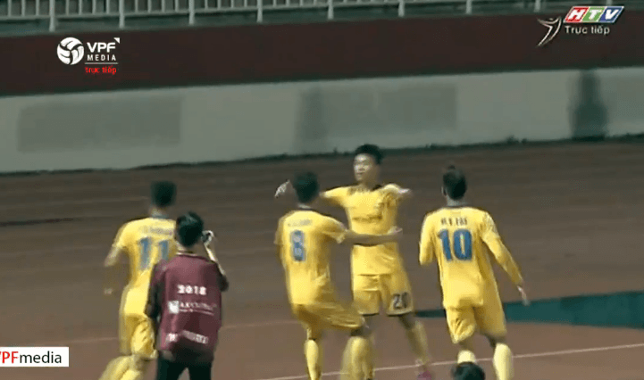 Ngôi sao U23 Việt Nam bật cao dũng mãnh, giã lưới đội của Công Vinh