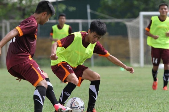 Cựu sao MU tới xem U19 Việt Nam thi đấu