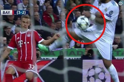 Trọng tài tai tiếng giúp Real Madrid thoát penalty?