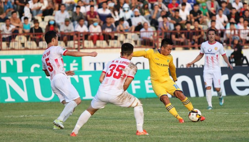 Nam Định có chiến thắng đầu tiên tại V-League 2018