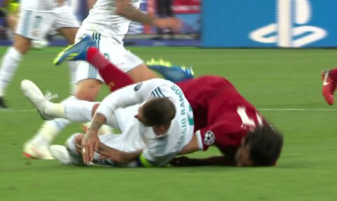Cận cảnh: Ramos khóa tay như MMA khiến Salah bị thương nặng