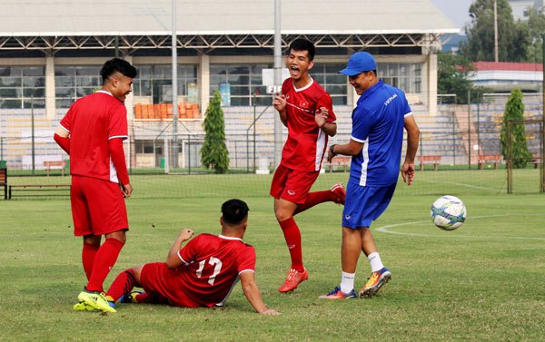HLV Hoàng Anh Tuấn đưa ra thử thách lạ cho U19 Việt Nam