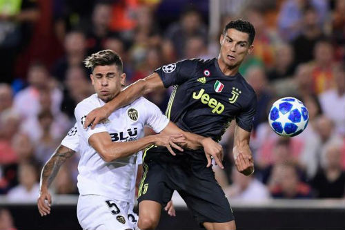 Ronaldo nhận thẻ đỏ, Juventus vẫn đả bại Valencia